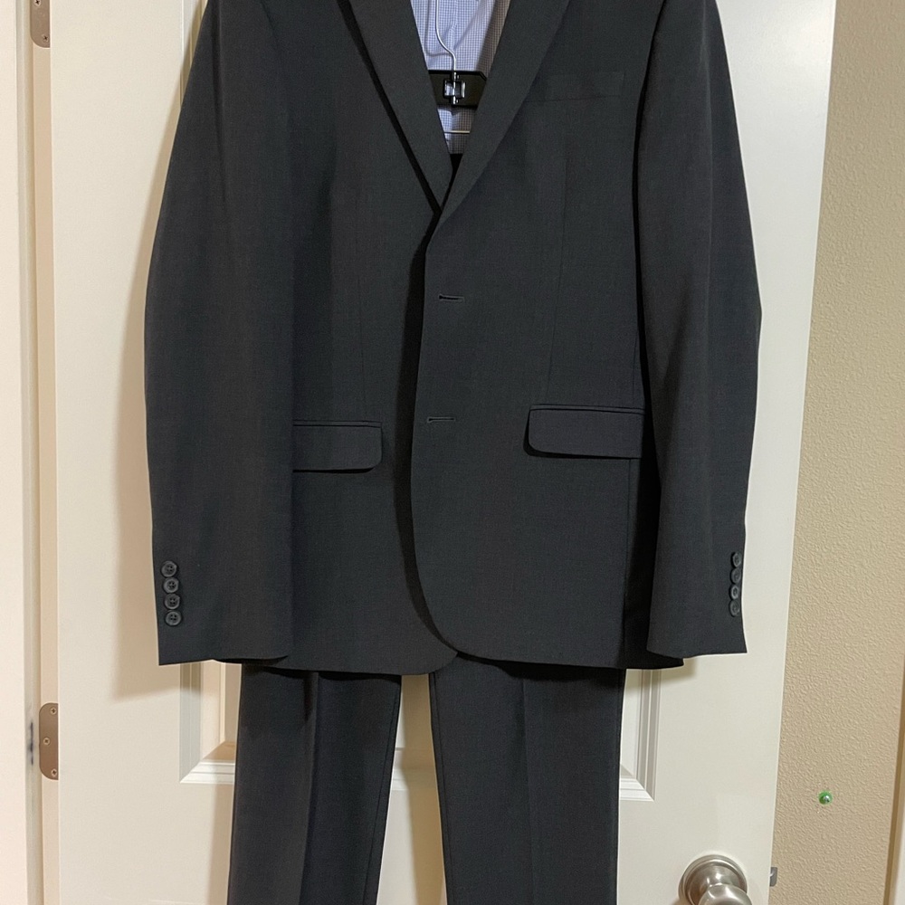 Men’s suit. Egara suit Men’s Wearhouse, grey, jacket 38, pants 30, skinny fit.